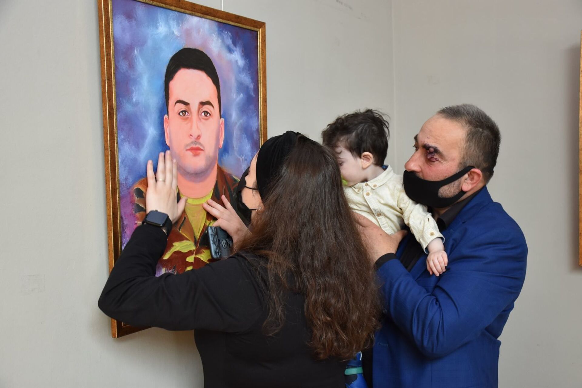 Невозможно смотреть без слез: членам семей шехидов представили их портреты - Sputnik Азербайджан, 1920, 15.04.2021