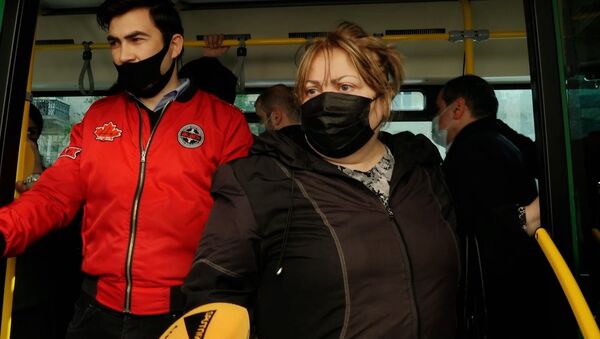 А кому жаловаться? Опрос в столичном автобусе в утренний час пик - видео - Sputnik Азербайджан