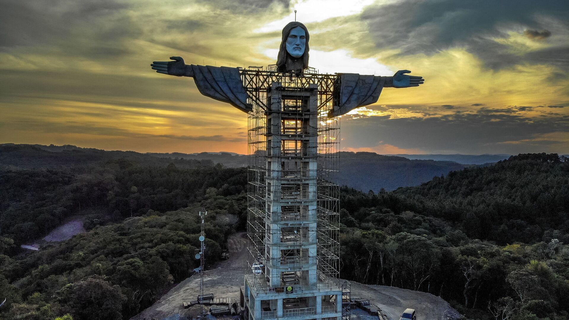 Возведение новой статуи Иисуса Христа в бразильском городе Энкантадо  - Sputnik Азербайджан, 1920, 09.01.2023