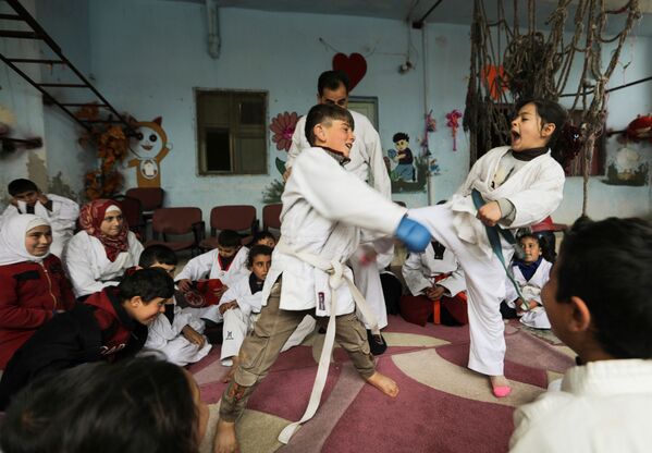 Дети на занятии боевыми искусствами в сирийской деревне - Sputnik Азербайджан