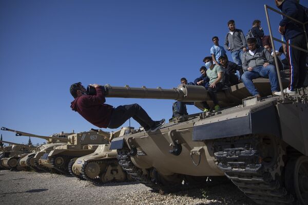 Студенты на танке в Израиле во время церемонии по случаю ежегодного Дня памяти погибших солдат - Sputnik Азербайджан