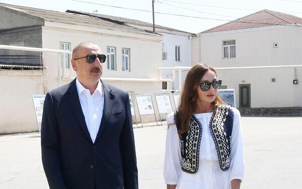 Президент Ильхам Алиев и Первая леди Мехрибан Алиева в Пиршаги - Sputnik Азербайджан