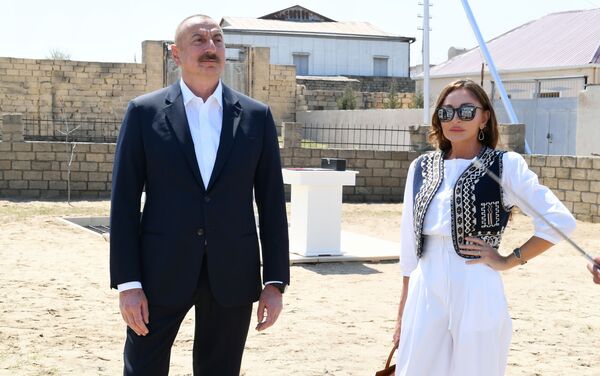 Президент Ильхам Алиев и Первая леди Мехрибан Алиева в Пиршаги - Sputnik Азербайджан