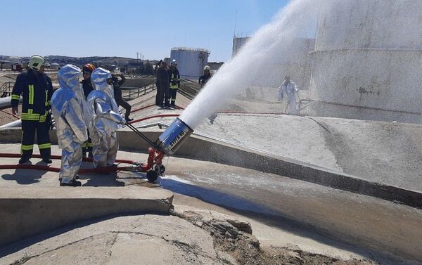 Тактические учения пожарных отрядов Государственной службы противопожарной охраны министерства по чрезвычайным ситуациям - Sputnik Азербайджан