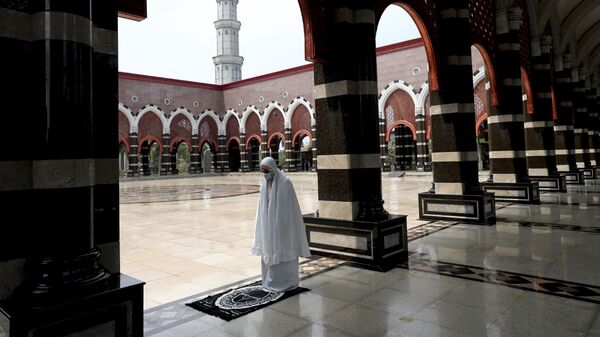 Женщина молится в мечети, фото из архива - Sputnik Azərbaycan