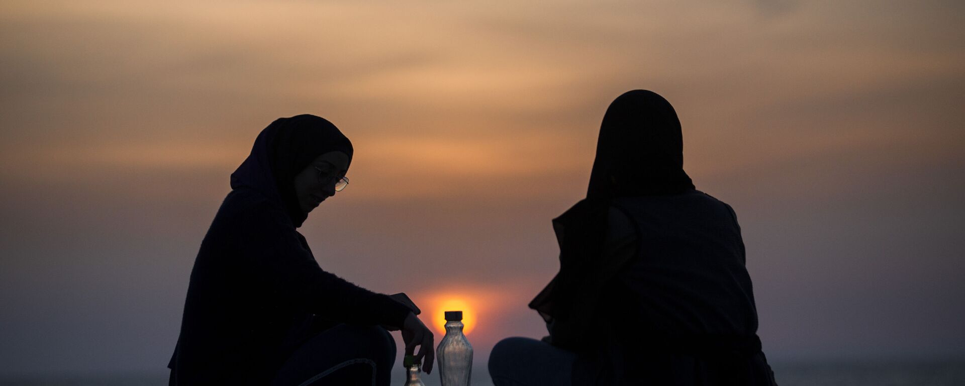 Мусульманские женщины наблюдают за закатом, фото из архива - Sputnik Azərbaycan, 1920, 19.09.2022