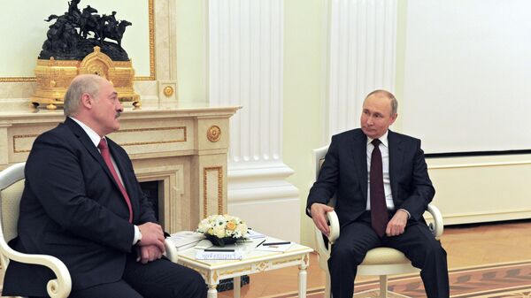 Президент РФ Владимир Путин и президент Белоруссии Александр Лукашенко (справа) во время встречи - Sputnik Азербайджан
