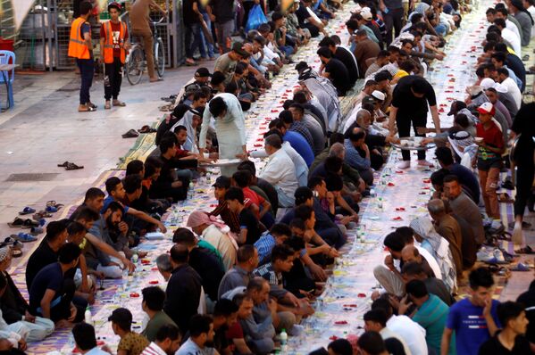 Иракские мусульмане во время ифтара в Ан-Наджафе - Sputnik Азербайджан