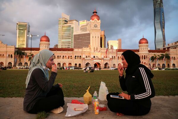 Мусульмане во время ифтара в Малайзии  - Sputnik Азербайджан
