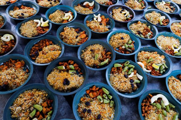 Приготовленные рис и фрукты для раздачи людям во время ифтара в Карачи  - Sputnik Азербайджан