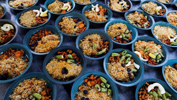 Приготовленные рис и фрукты для раздачи людям во время ифтара в Карачи  - Sputnik Azərbaycan
