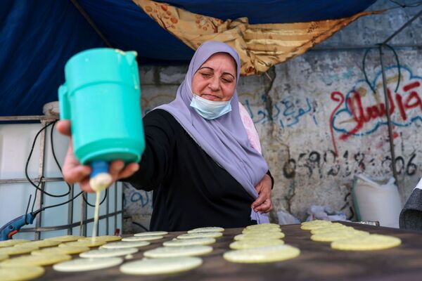Женщина готовит традиционные сладости в Газе  - Sputnik Азербайджан
