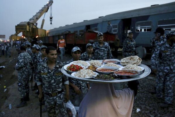 Женщина принесла еду для ифтара для служб безопасности в Египте  - Sputnik Азербайджан