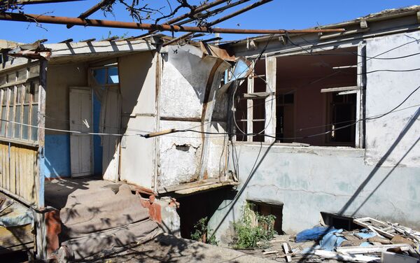 В Гяндже восстанавливаются дома, поврежденные ракетными обстрелами ВС Армении - Sputnik Азербайджан