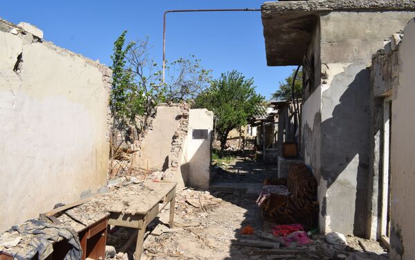 В Гяндже восстанавливаются дома, поврежденные ракетными обстрелами ВС Армении - Sputnik Азербайджан