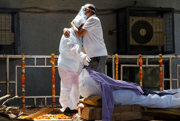 Родственники оплакивают мужчину, умершего от COVID-19, в крематории в Нью-Дели, Индия - Sputnik Азербайджан