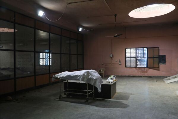 Тело человека, умершего от коронавируса в крематории в Нью-Дели, Индия - Sputnik Азербайджан