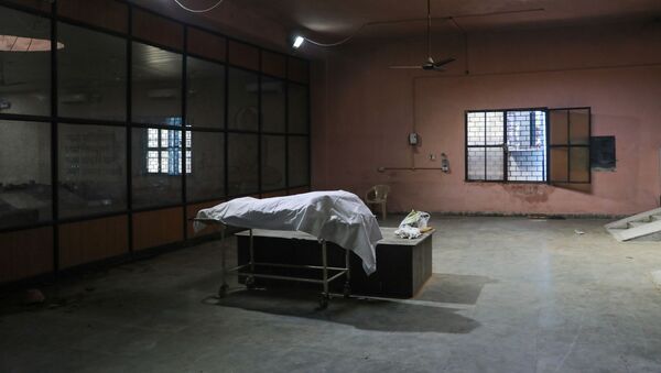 Тело человека, умершего от коронавируса в крематории в Нью-Дели, Индия - Sputnik Azərbaycan