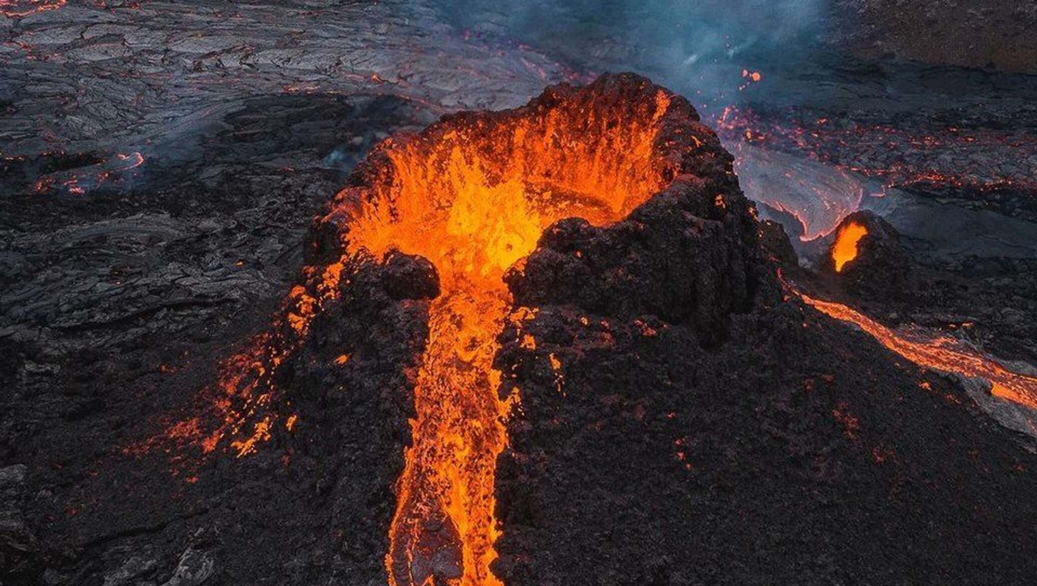 Фото вулкана извергающегося с лавой