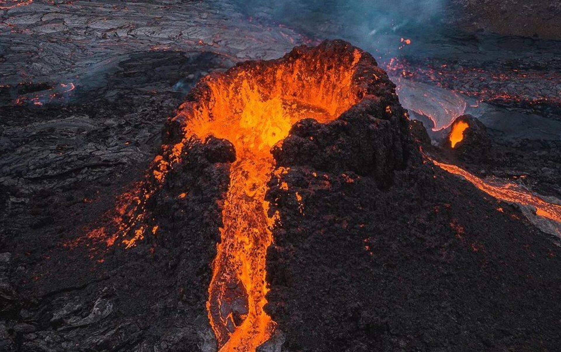 Самый древний вулкан. Вулкан фаградальсфьядль. Вулкан Ньирагонго извержение 2002. Вулкан фаградалсфьяль в Исландии. Извержение вулкана в Исландии 2021.