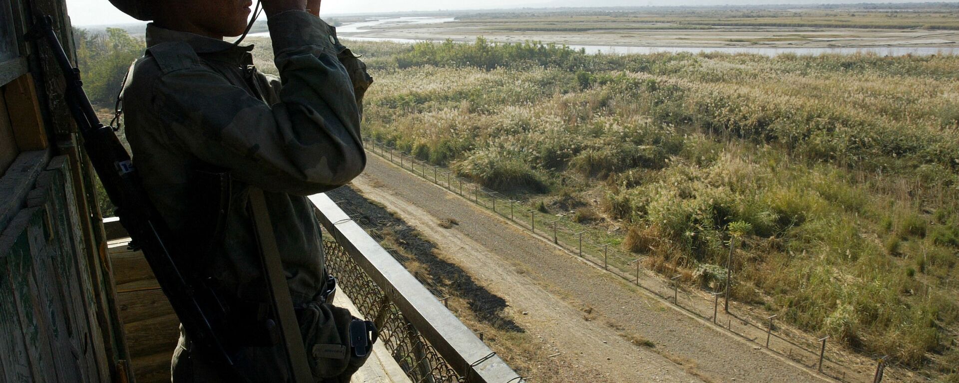 Солдат таджикской пограничной службы патрулирует реку Пяндж на границе с Афганистаном в 220 км от Душанбе - Sputnik Азербайджан, 1920, 08.07.2021