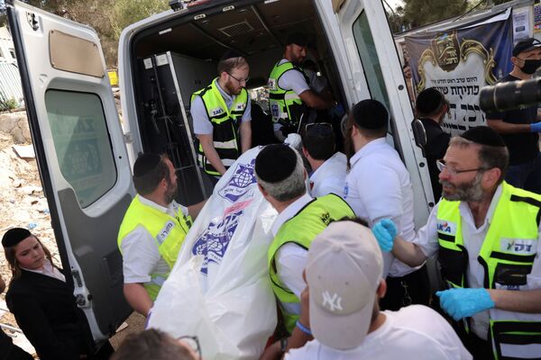 Медики и спасатели устраняют последствия и оказывают помощь пострадавшим в давке на горе Мерон, север Израиля  - Sputnik Azərbaycan