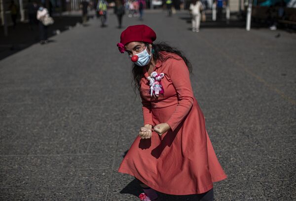 Клоун по имени Лорето Райуэла позирует фотографу в центре Сантьяго, Чили - Sputnik Азербайджан