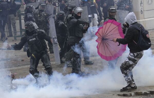 Демонстранты сталкиваются с полицией во время протеста в Боготе - Sputnik Azərbaycan