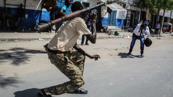 Военнослужащий сомалийских вооруженных сил на улице в Могадишо, Сомали - Sputnik Азербайджан