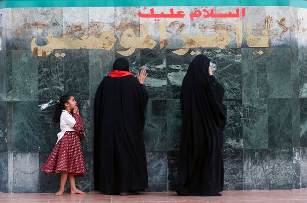 Иракские женщины посещают мечеть Имама Али Степ во время священного месяца Рамадан в Басре, Ирак - Sputnik Азербайджан
