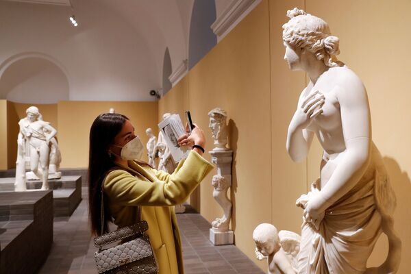 Женщина фотографирует скульптуру в Капитолийском музее в день его открытия - Sputnik Азербайджан