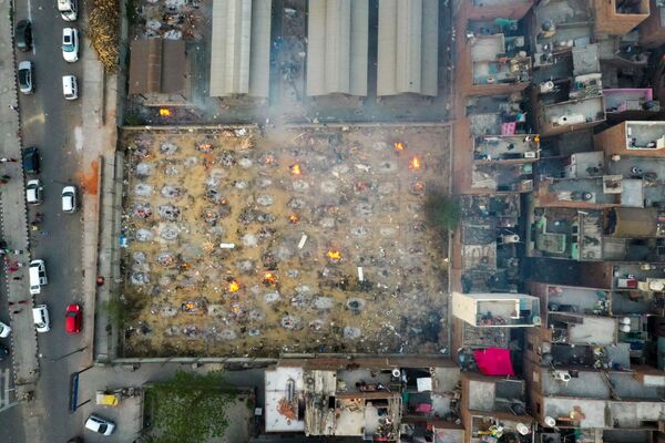 Вид сверху на массовую кремацию в крематории Нью-Дели, Индия - Sputnik Азербайджан