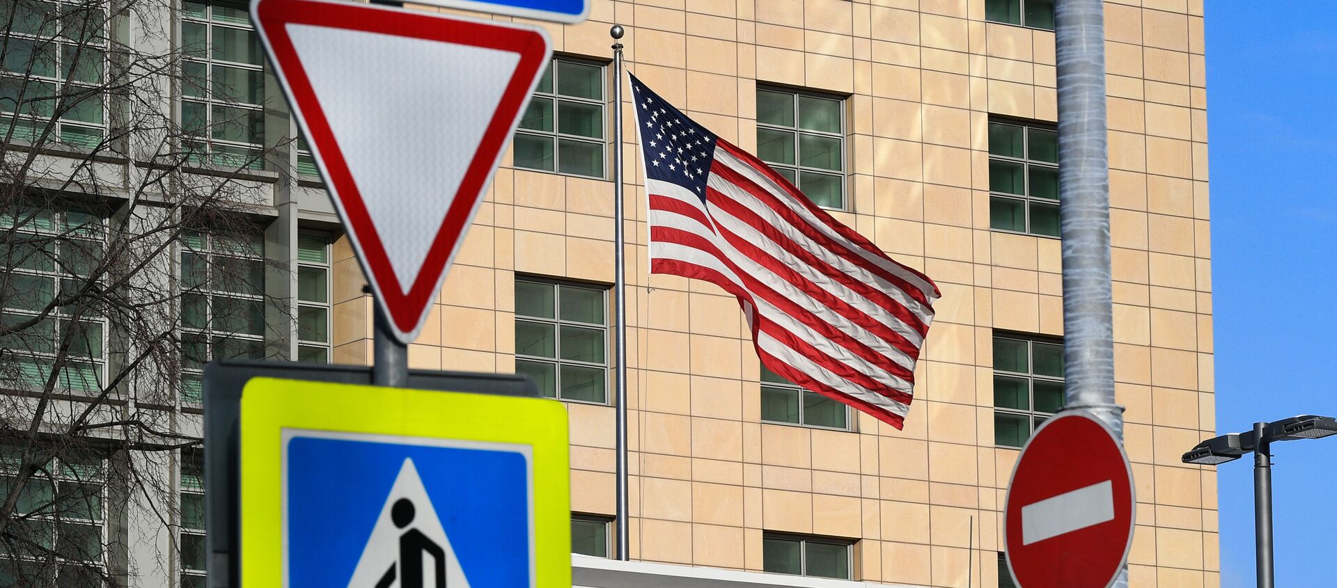 Государственный флаг США у американского посольства в Москве. - Sputnik Азербайджан, 1920, 01.05.2021