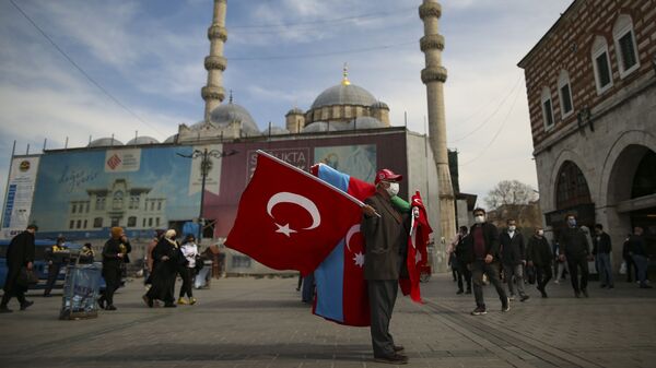 Мужчина с флагами Азербайджана и Турции в Стамбуле, фото из архива - Sputnik Azərbaycan
