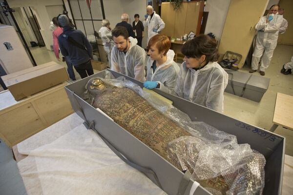 Радиологическая экспертиза древней мумии, которая была обнаружена в королевских гробницах в Верхнем Египте, доказала, что это тело беременной женщины - Sputnik Азербайджан