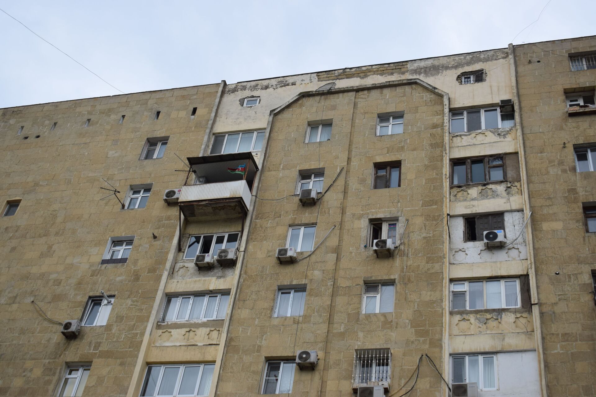 Bakıda göydən daş yağır: Aqlaylı binalar ölüm saçır - FOTO - Sputnik Azərbaycan, 1920, 06.05.2021