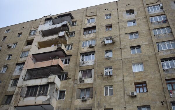 Здание с разрушенной каменной облицовкой в Баку - Sputnik Азербайджан