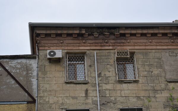 Bakıda üzlük daşları qopan bina - Sputnik Azərbaycan