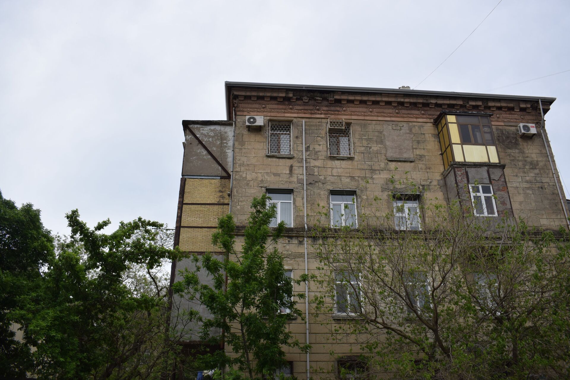 Bakıda göydən daş yağır: Aqlaylı binalar ölüm saçır - FOTO - Sputnik Azərbaycan, 1920, 06.05.2021
