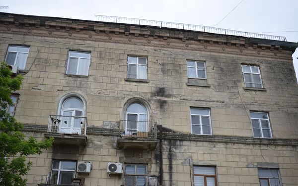 Bakıda üzlük daşları qopan bina - Sputnik Azərbaycan