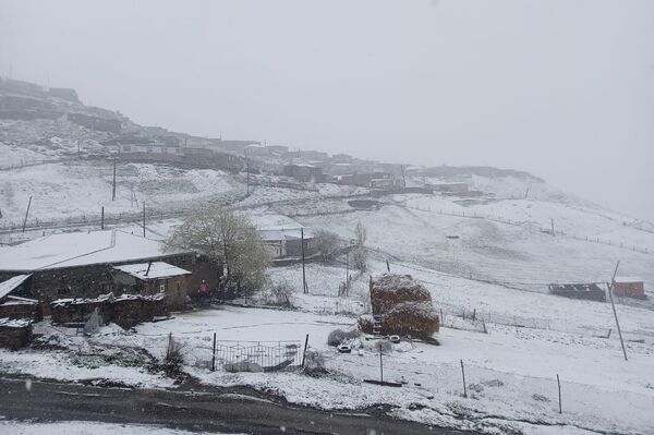 Снег в высокогорном селе Хыналыг Губинского района - Sputnik Азербайджан