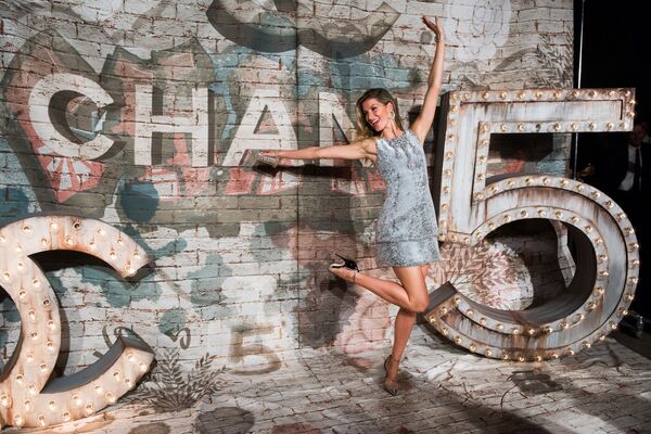 Бразильская супермодель и актриса Жизель Бюндхен на ужине Chanel, посвященном Chanel No. 5 : The Film База Лурмана - Sputnik Azərbaycan