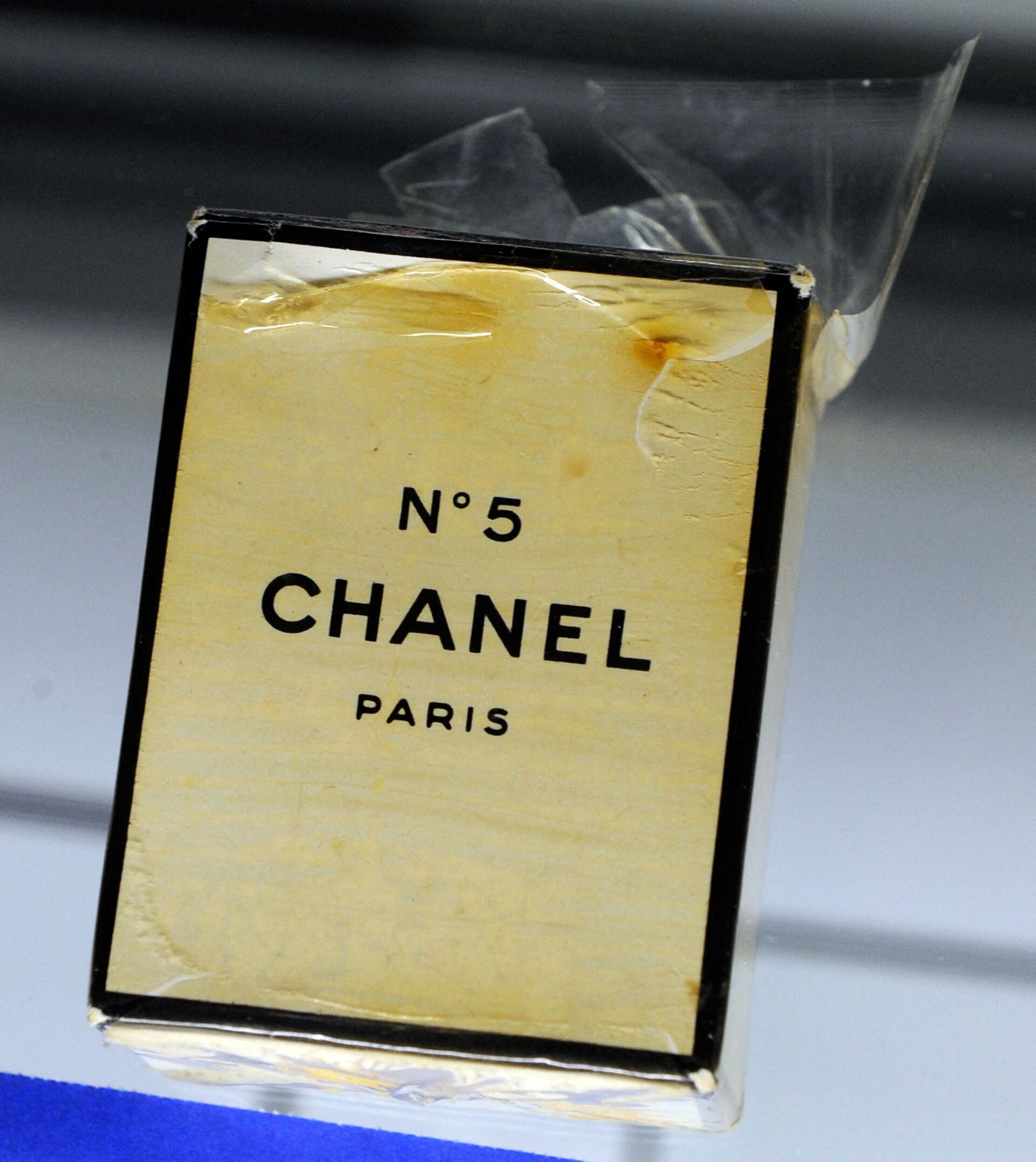 Неоткрытый флакон духов Chanel No. 5 в оригинальной упаковке и коробке, принадлежащей Мэрилин Монро - Sputnik Azərbaycan, 1920, 17.06.2023