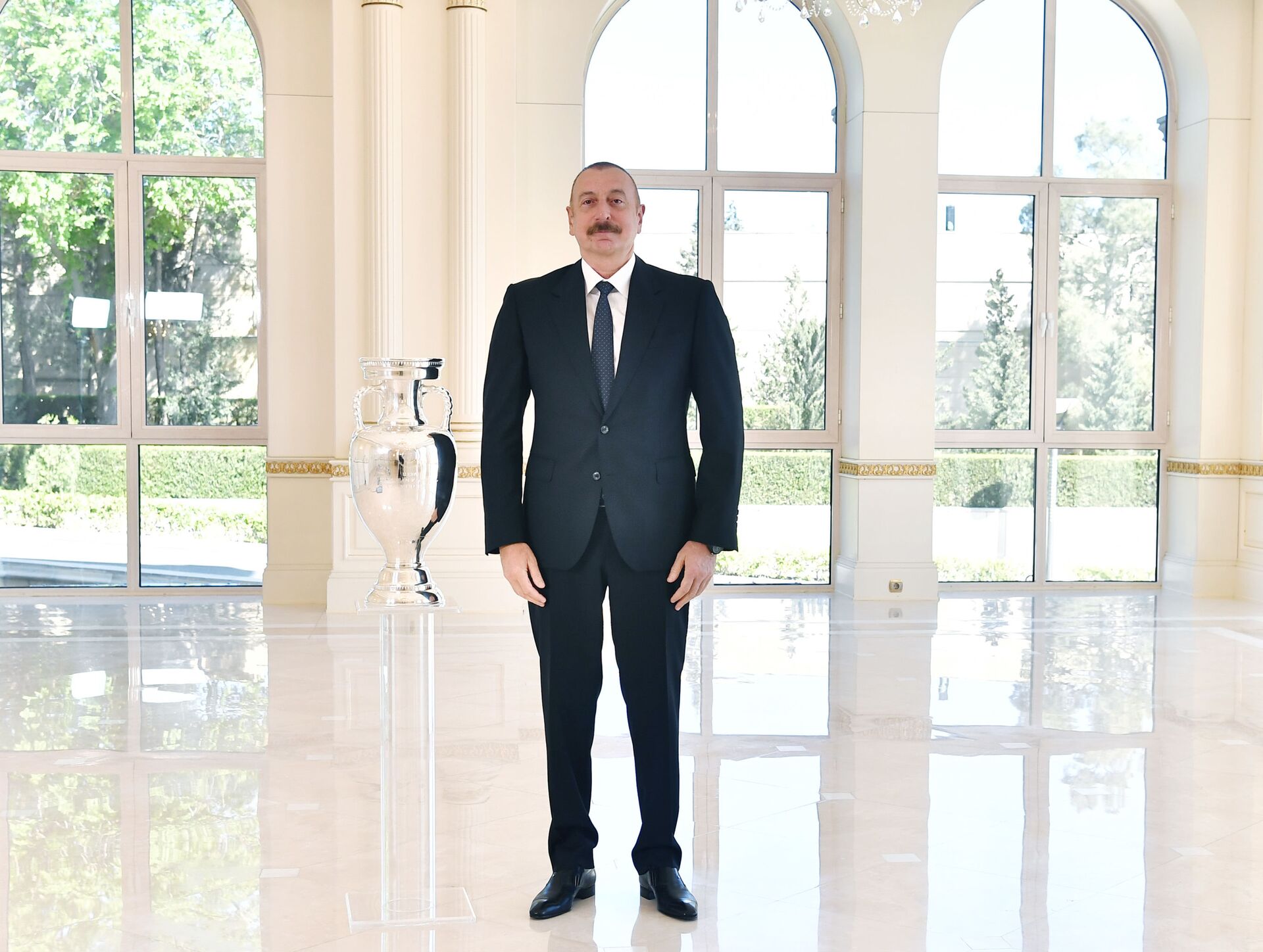 AVRO-2020-nin kuboku Prezident İlham Əliyevə təqdim olunub - FOTO - Sputnik Azərbaycan, 1920, 07.05.2021