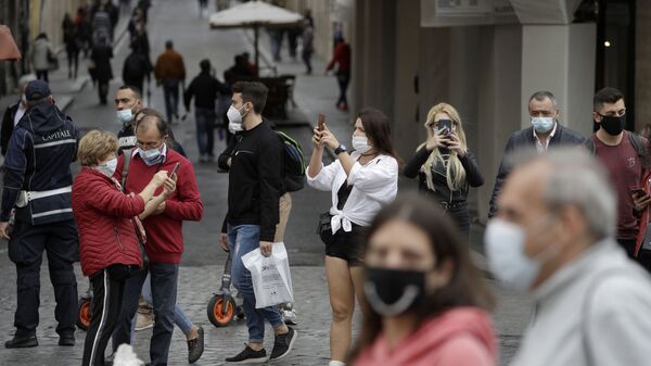İtaliyada tibbi maskada olan insanlar, arxiv şəkli - Sputnik Azərbaycan