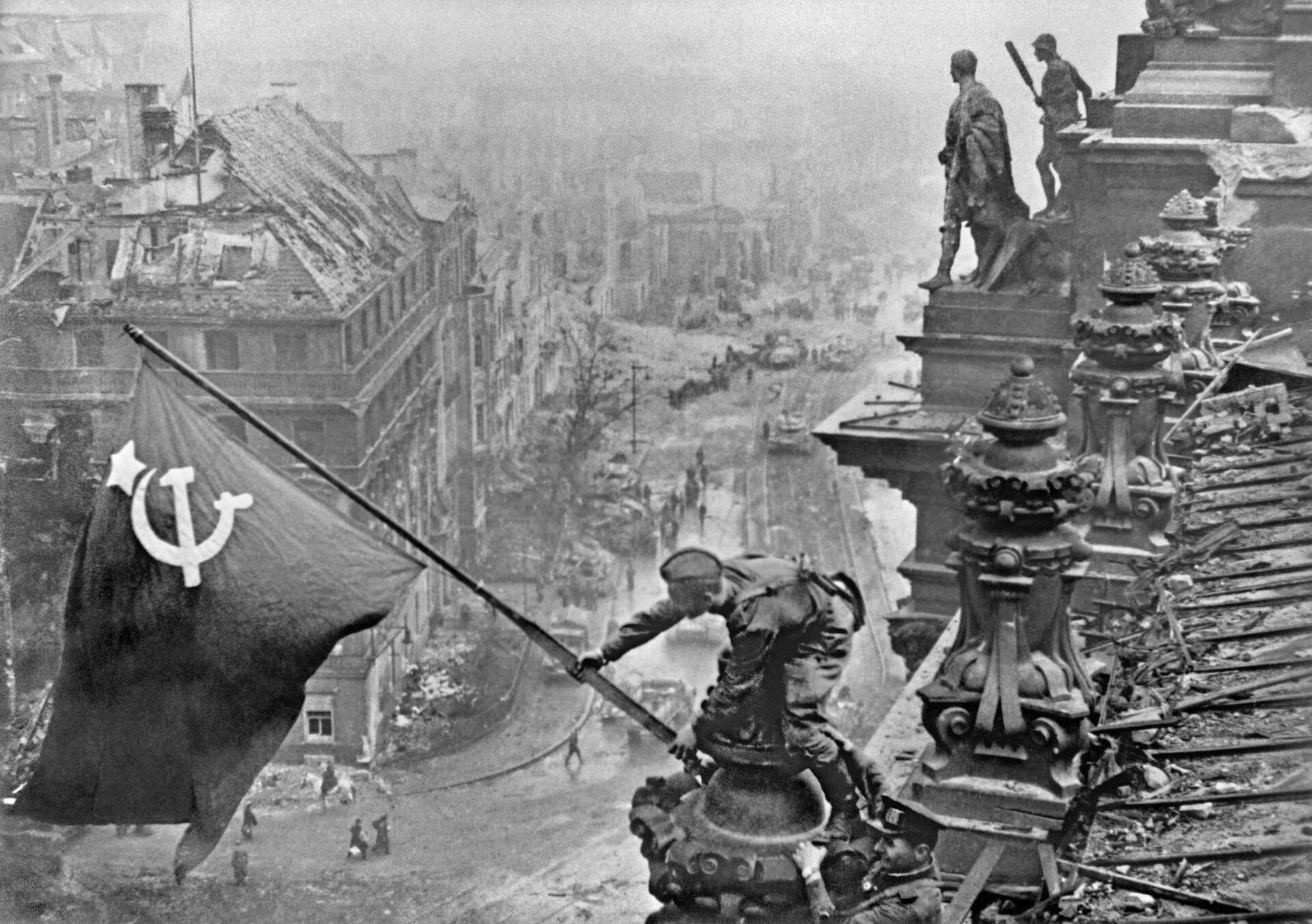 Знамя Победы над Берлином, 1945 год - Sputnik Azərbaycan, 1920, 27.01.2023