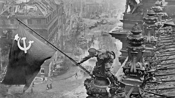 Знамя Победы над Берлином, 1945 год - Sputnik Азербайджан