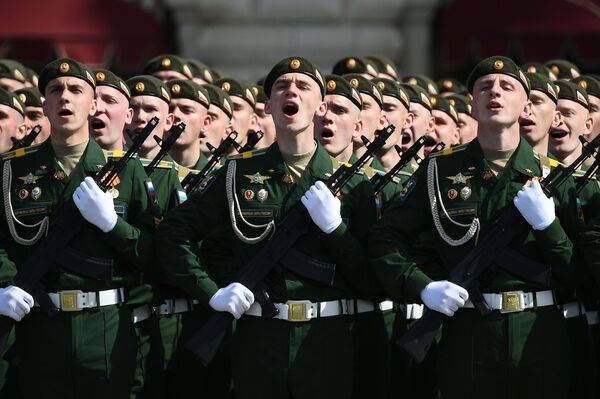 Военнослужащие парадных расчетов во время генеральной репетиции парада в честь 76-й годовщины Победы в Великой Отечественной войне в Москве - Sputnik Азербайджан