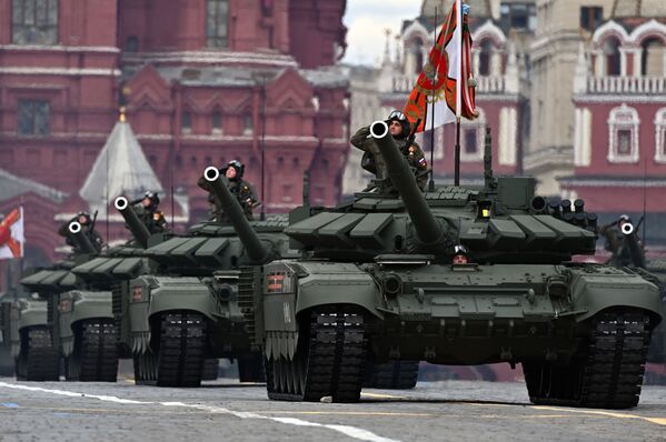 Танк Т-72Б3М во время генеральной репетиции парада в честь 76-й годовщины Победы в Великой Отечественной войне в Москве - Sputnik Азербайджан