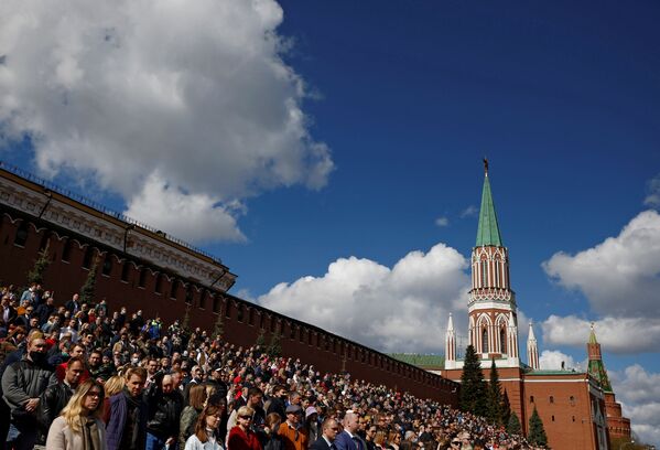 Зрители наблюдают за репетицией парада в честь Дня Победы, который знаменует годовщину победы над нацистской Германией во Второй мировой войне, на Красной площади в центре Москвы, Россия - Sputnik Azərbaycan